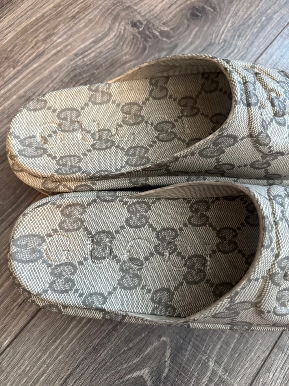 Gucci Beige and Grey GG Slide Sandals - Picture 5 of 10